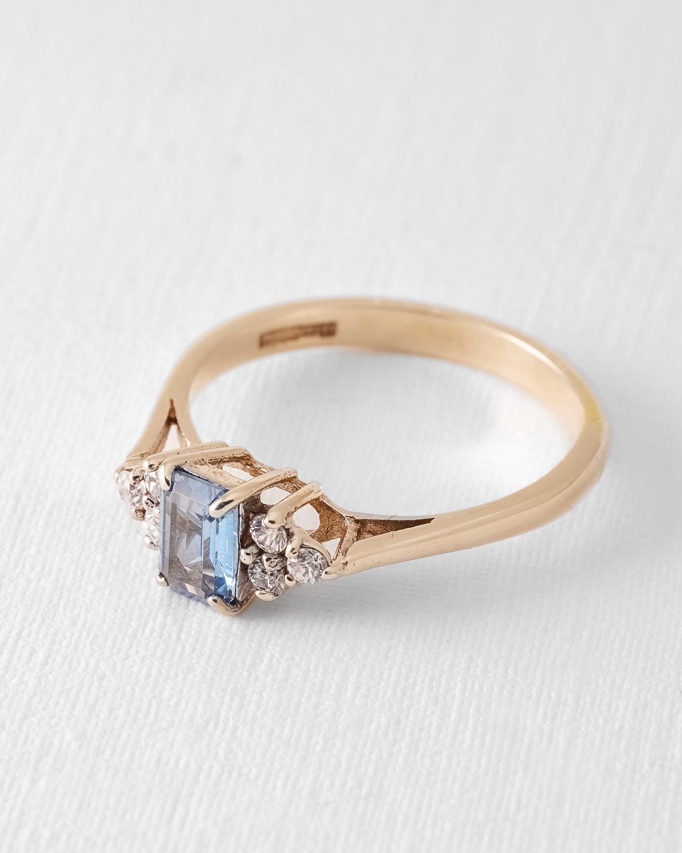 Zephira | Vintage Topaas Solitaire & Witte Saffier Details Ring - Menina Amsterdam