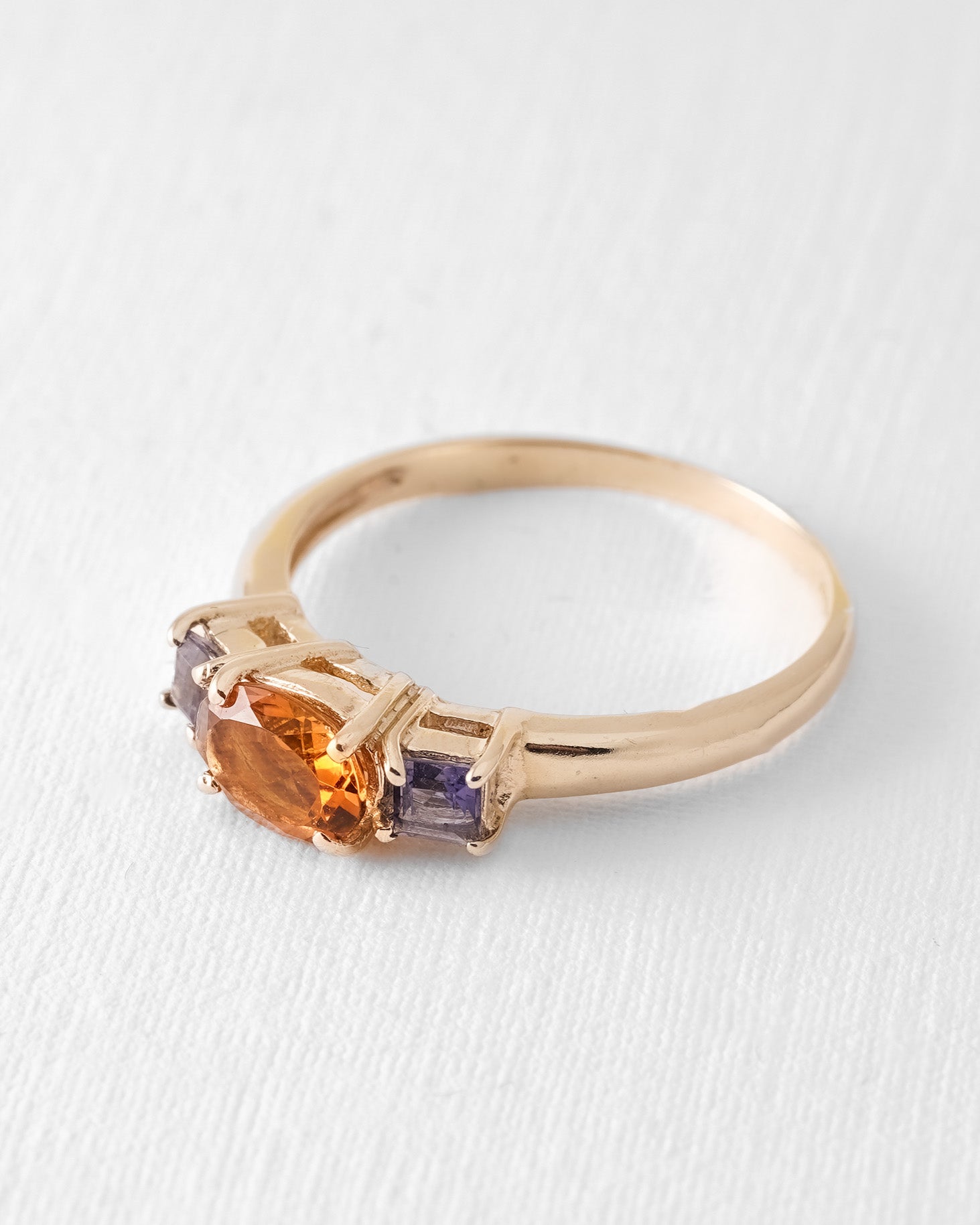 Ottilie | Vintage Citrien Solitaire & Ioliet Details Ring - Menina Amsterdam