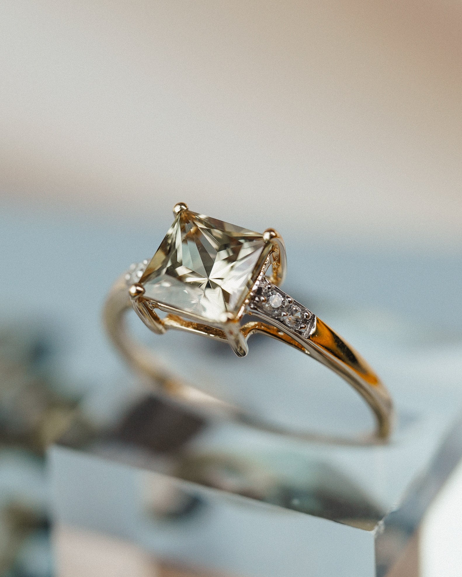 (05-03) Victoria | Vintage Groene Amethist & Witte Saffier Ring - Menina Amsterdam