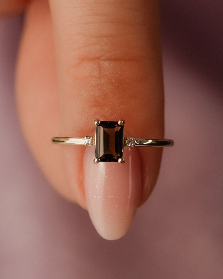 Louise | Rookkwarts Solitaire & Diamant Ring - Menina Amsterdam