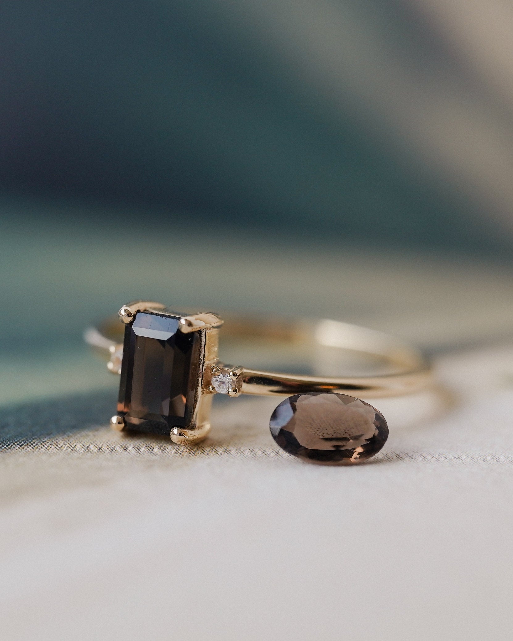Louise | Rookkwarts Solitaire & Diamant Ring - Menina Amsterdam