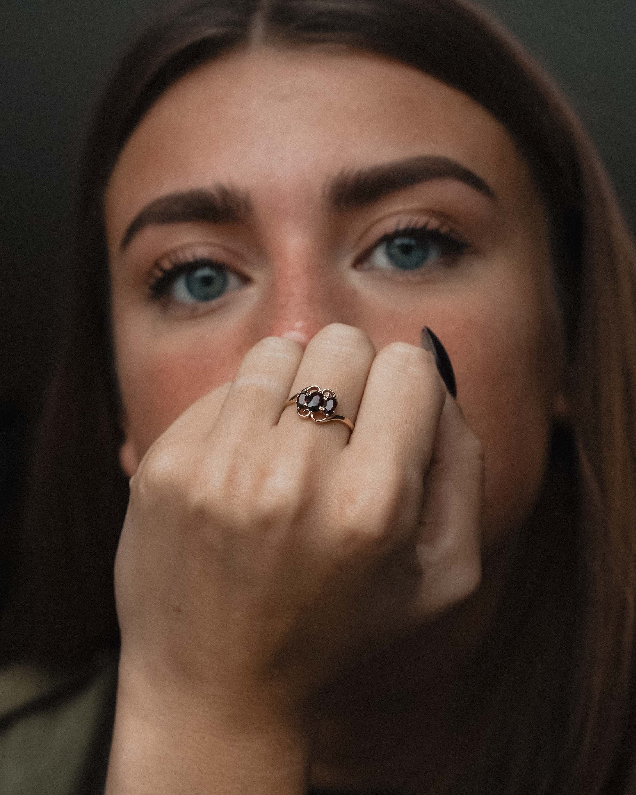 Garnya | Vintage Granaat Three-Stone Ring