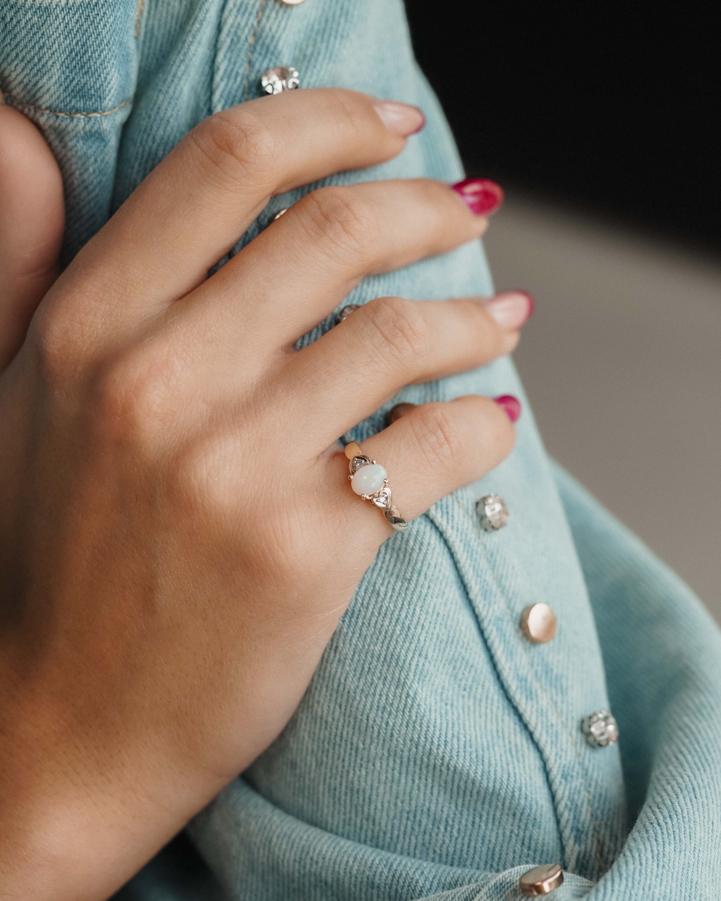 Mirabelle | Vintage Opaal Solitaire & Diamant Details Ring - Menina Amsterdam