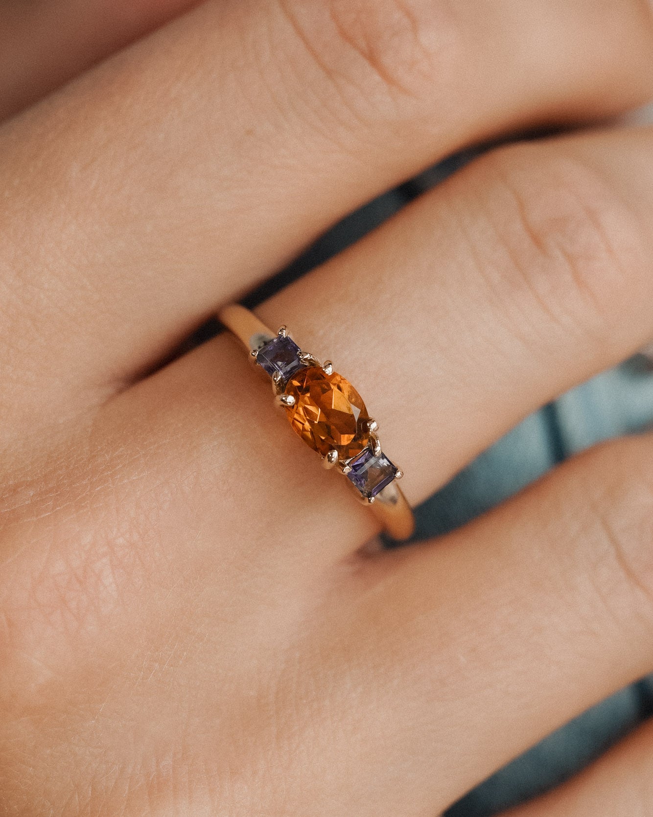 Ottilie | Vintage Citrien Solitaire & Ioliet Details Ring - Menina Amsterdam