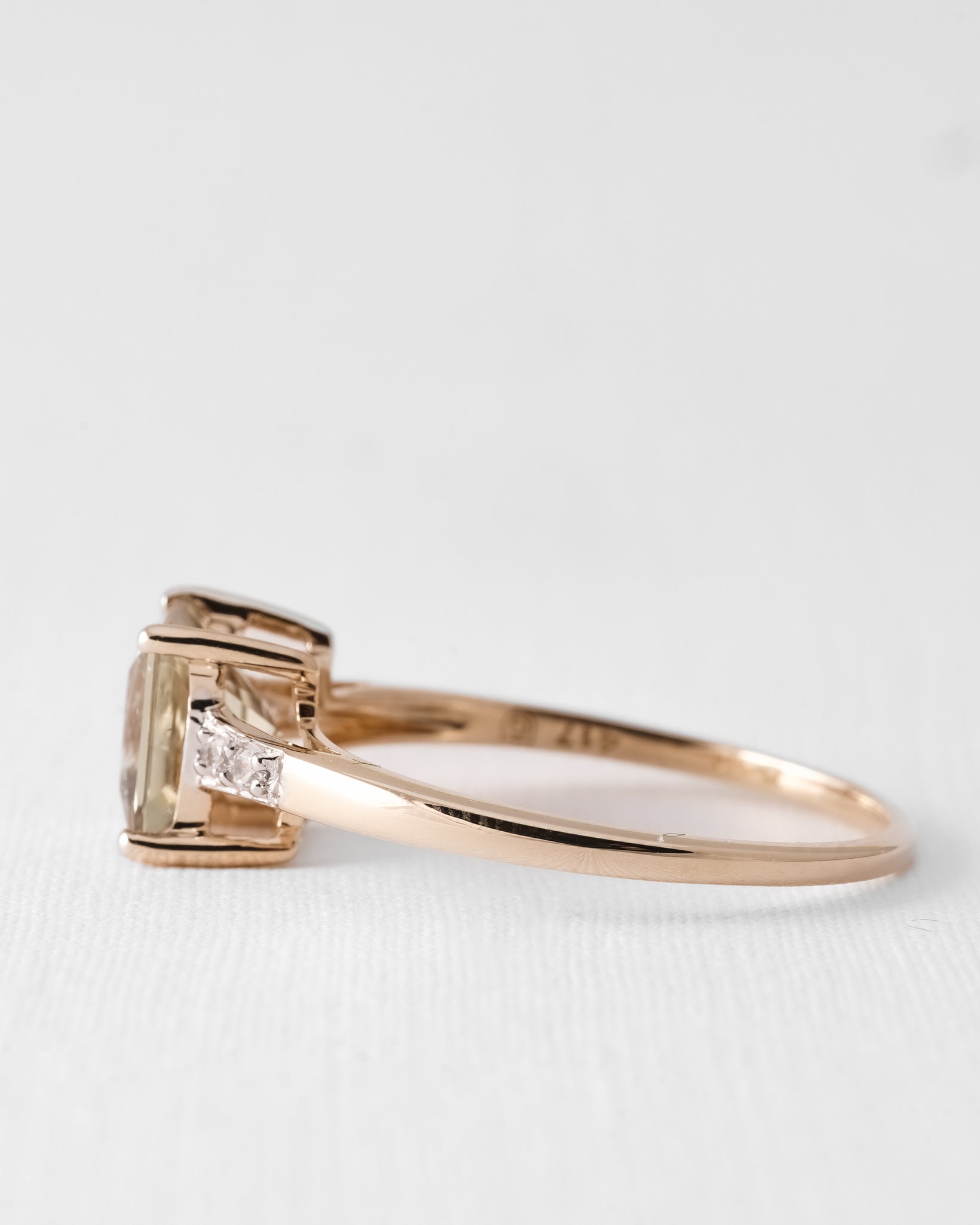 (05-03) Victoria | Vintage Groene Amethist & Witte Saffier Ring - Menina Amsterdam