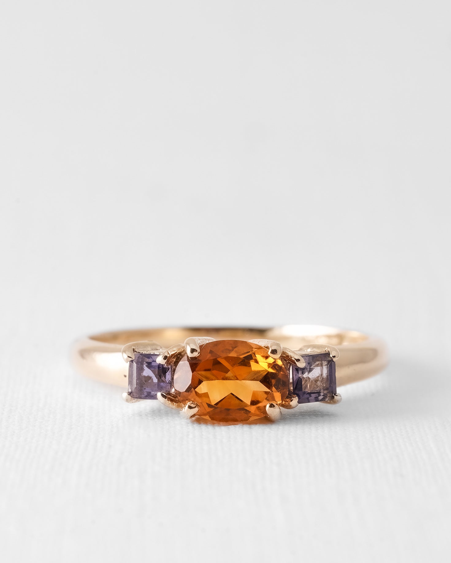 Ottilie | Vintage Citrien Solitaire & Ioliet Details Ring - Menina Amsterdam