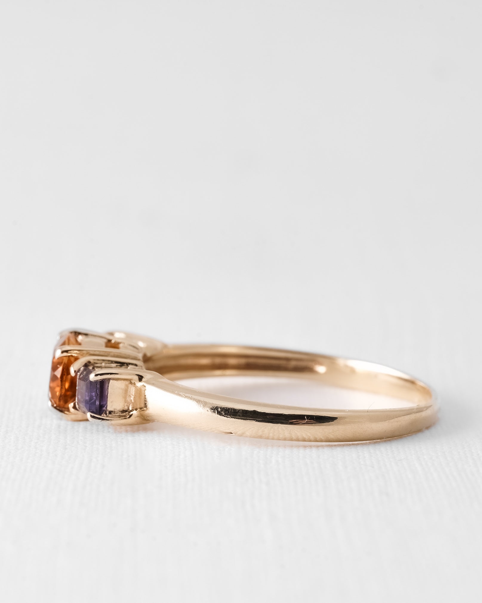 Ottilie | Vintage Citrien Solitaire & Ioliet Details Ring - Menina Amsterdam