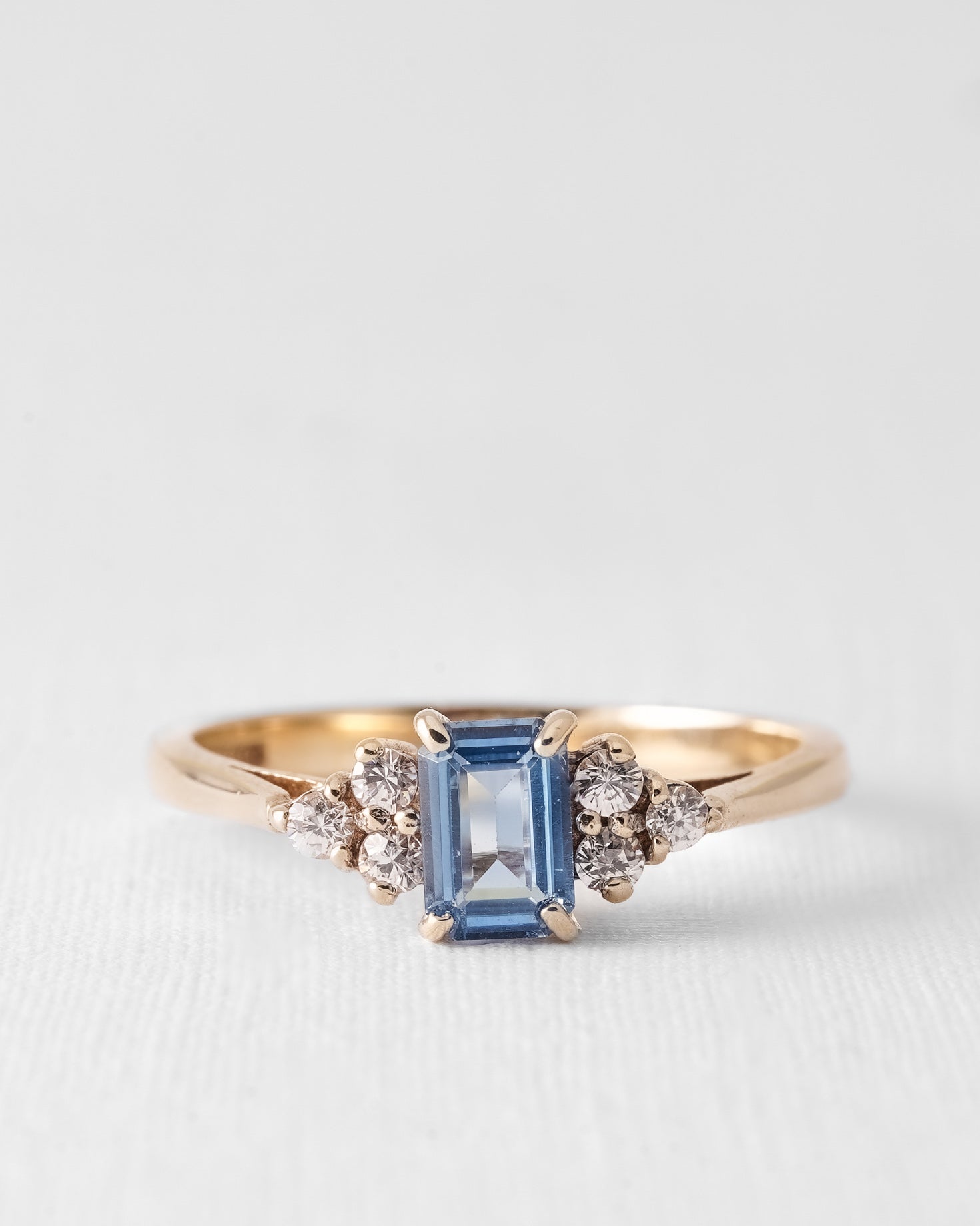 Zephira | Vintage Topaas Solitaire & Witte Saffier Details Ring - Menina Amsterdam