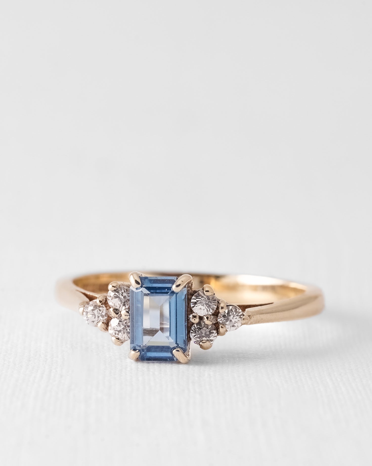 Zephira | Vintage Topaas Solitaire & Witte Saffier Details Ring - Menina Amsterdam