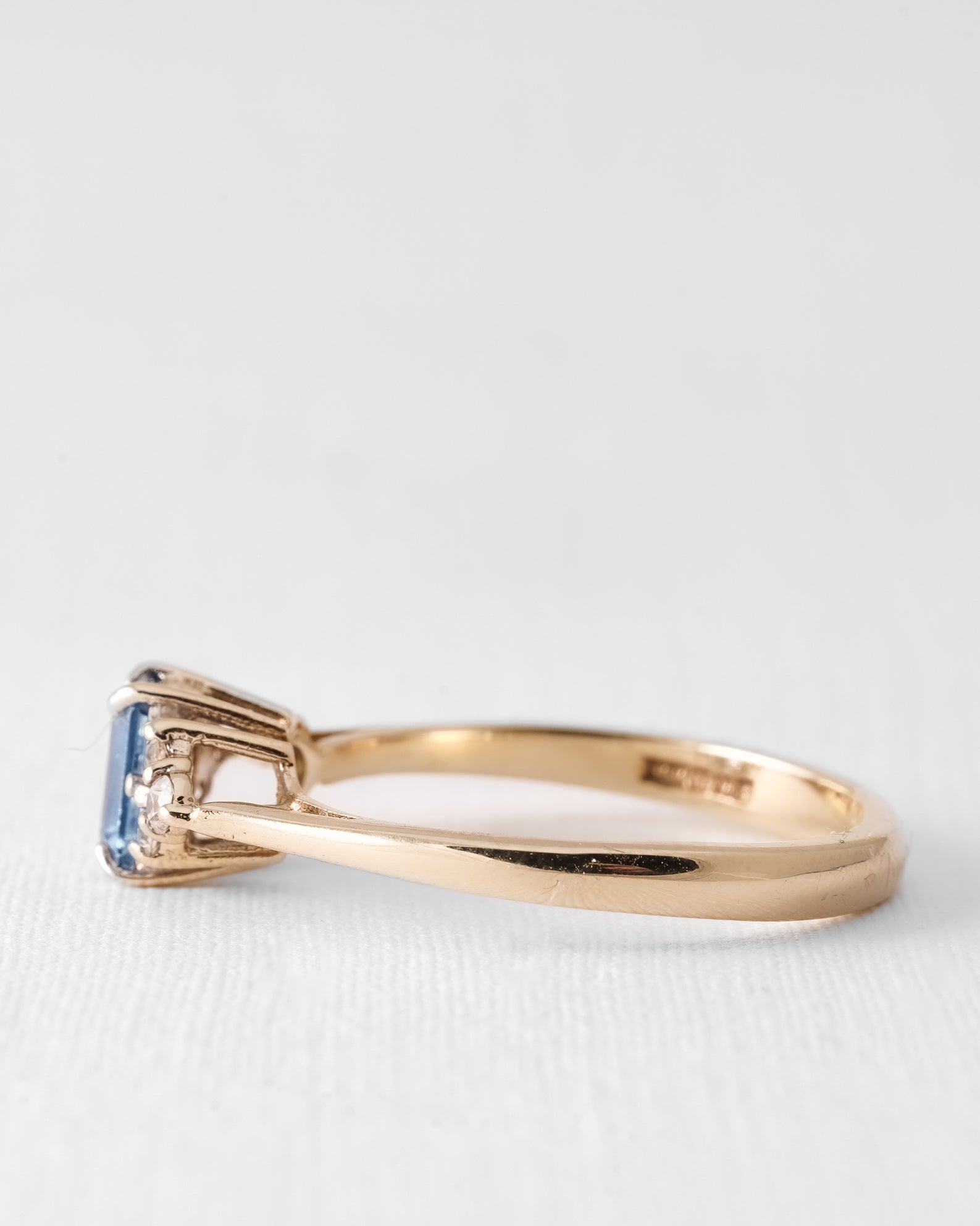 Zephira | Vintage Topaas Solitaire & Witte Saffier Details Ring - Menina Amsterdam