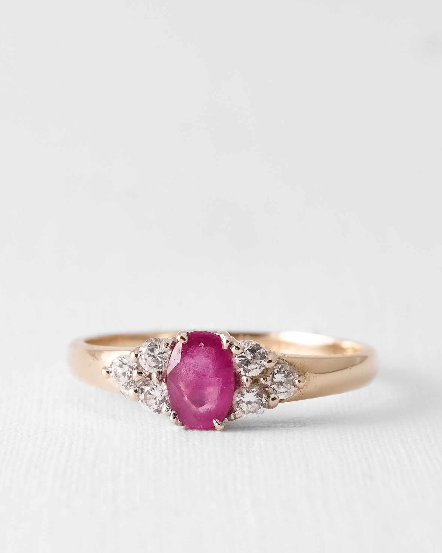 (05-03) Isadora | Vintage Robijn & Witte Saffier Ring - Menina Amsterdam