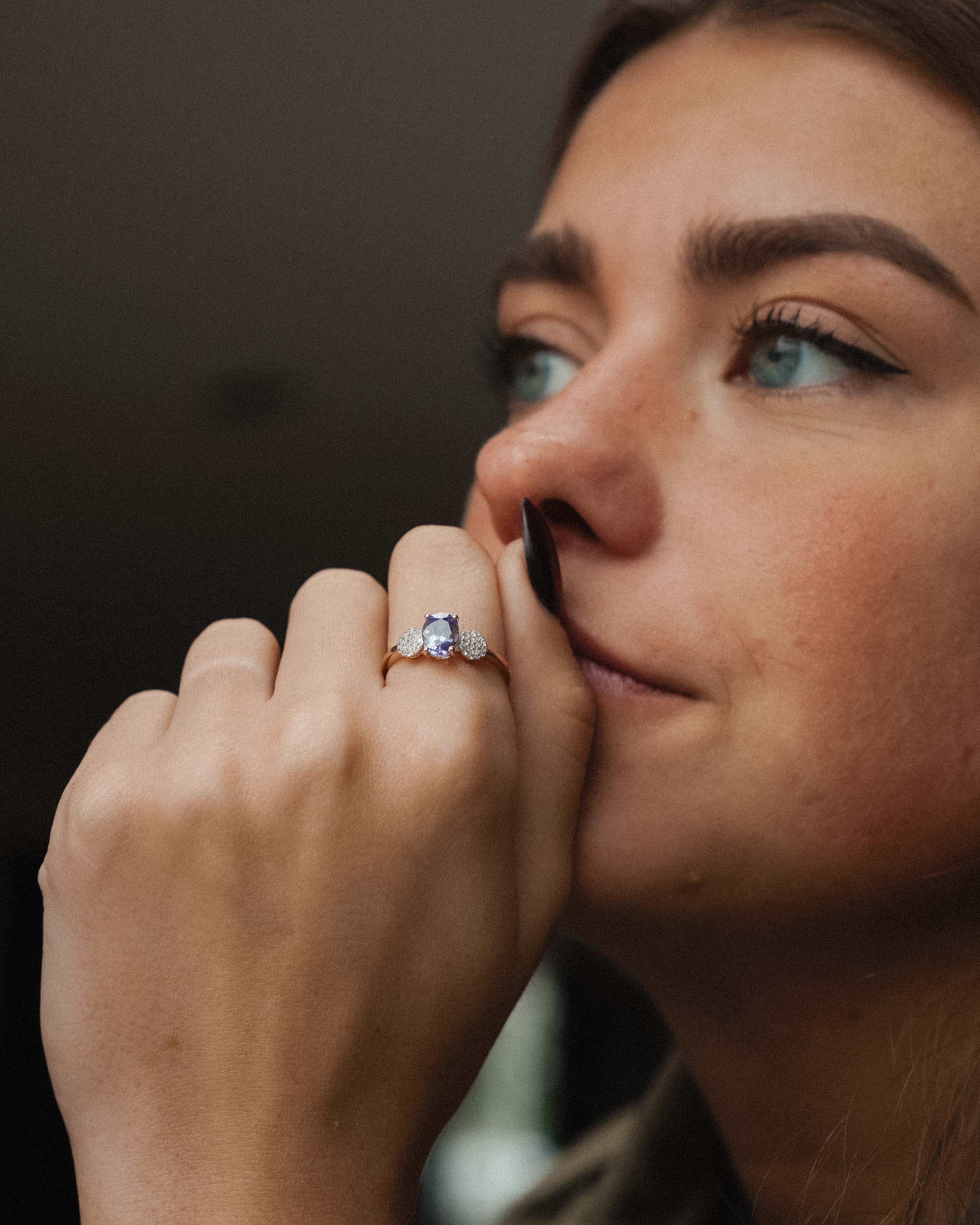 Calyrae | Vintage Tanzaniet Solitaire & Witte Saffier Details Ring