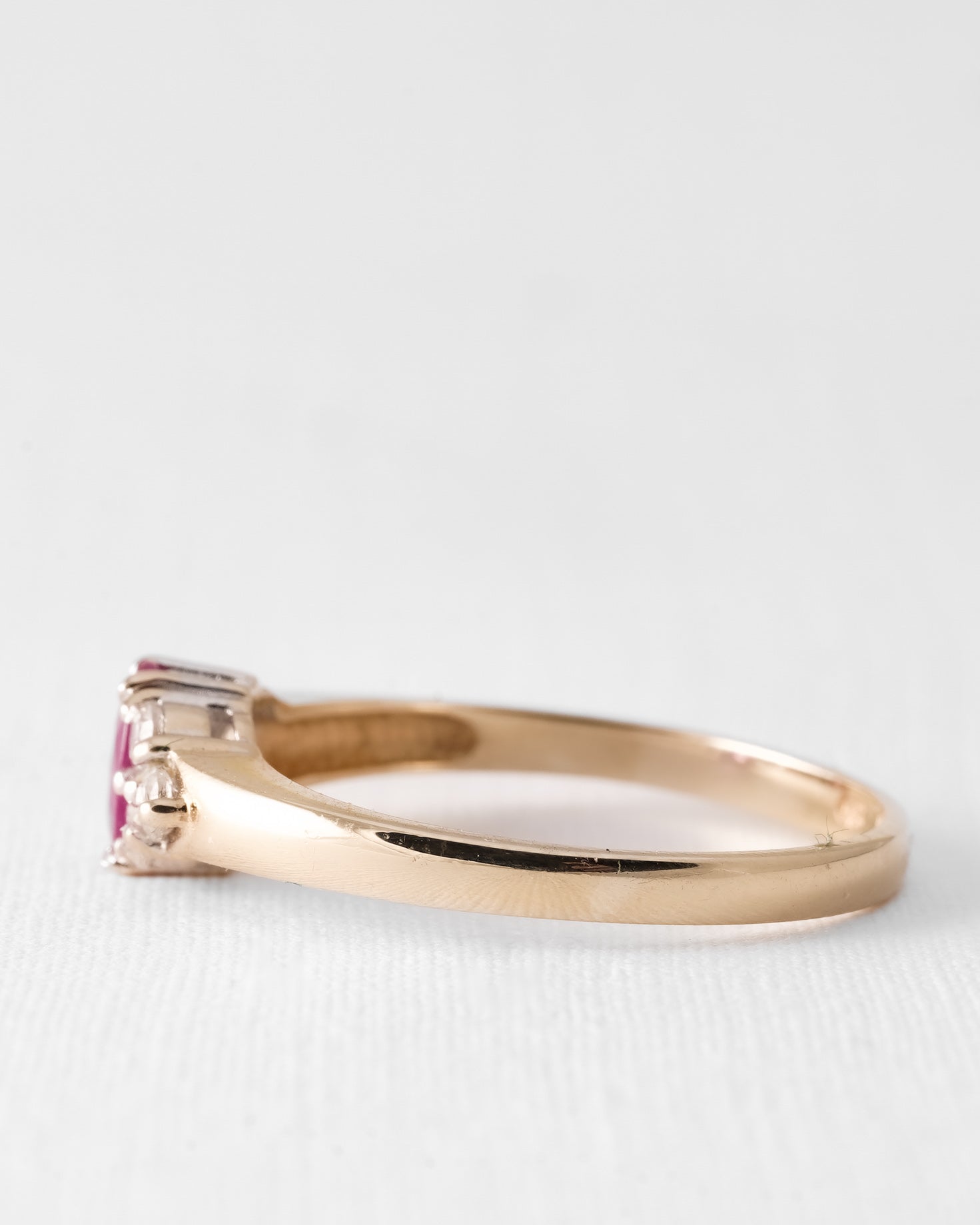 (05-03) Isadora | Vintage Robijn & Witte Saffier Ring - Menina Amsterdam