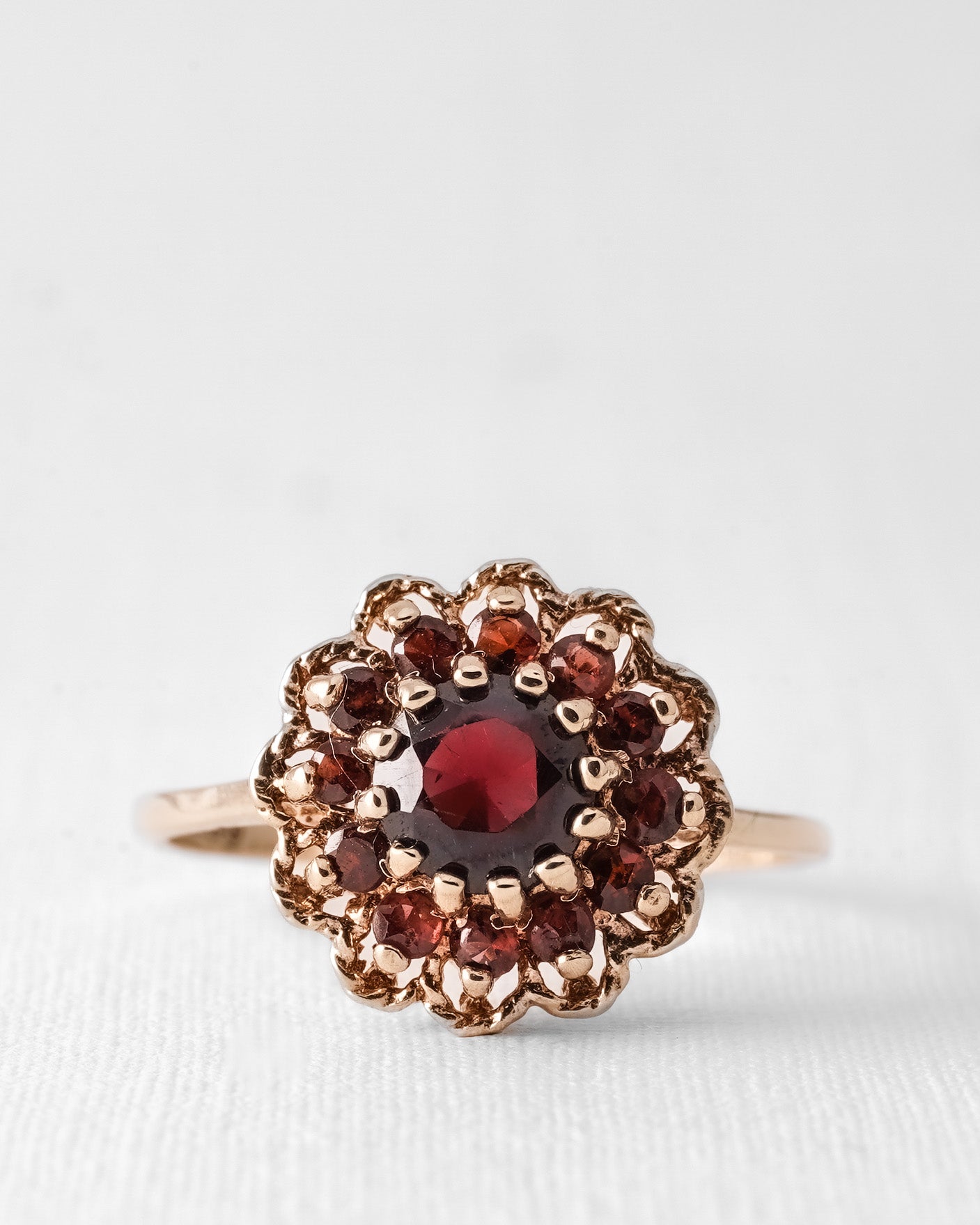 (05-03) Avery | Vintage Granaat Bloem Ring - Menina Amsterdam