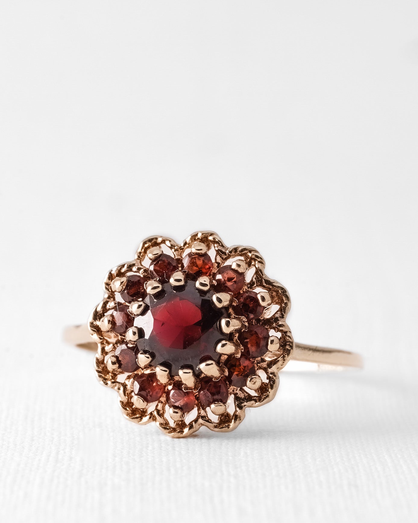 (05-03) Avery | Vintage Granaat Bloem Ring - Menina Amsterdam