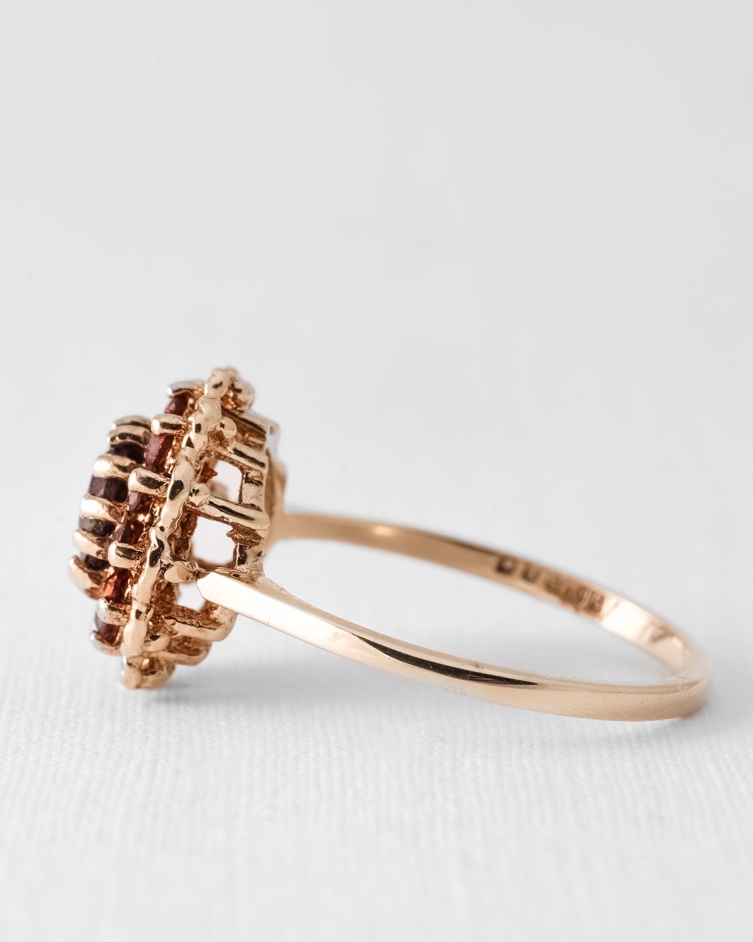 (05-03) Avery | Vintage Granaat Bloem Ring - Menina Amsterdam