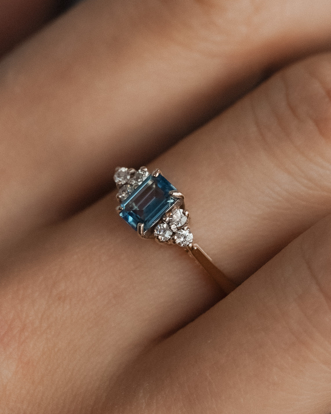 Zephira | Vintage Topaas Solitaire & Witte Saffier Details Ring - Menina Amsterdam