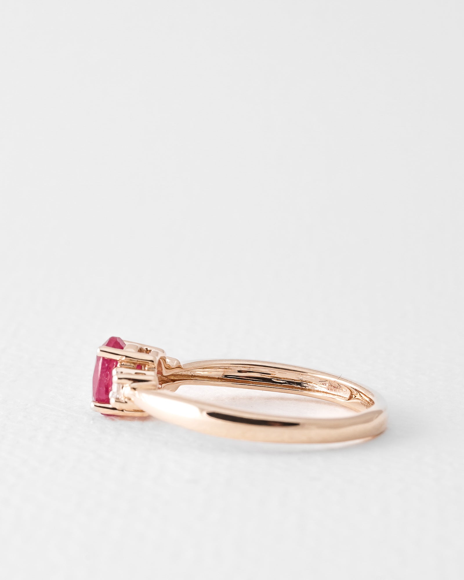 Lenie | Vintage Ruby Solitaire & Diamant Details