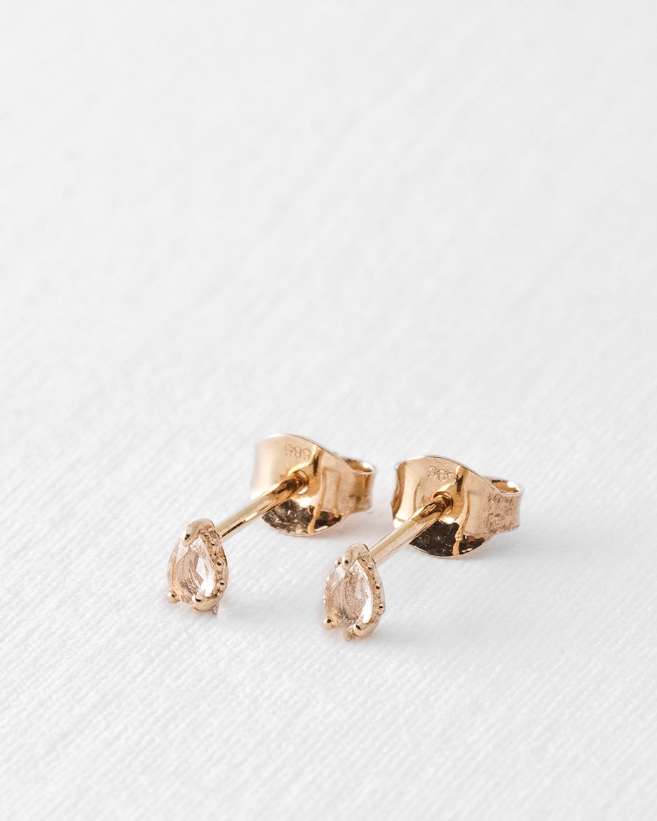 Eirlys | 14K Witte Saffier Pear Cut Studs