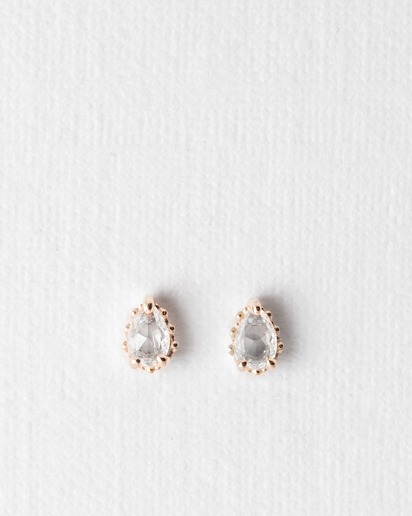Eirlys | 14K Witte Saffier Pear Cut Studs