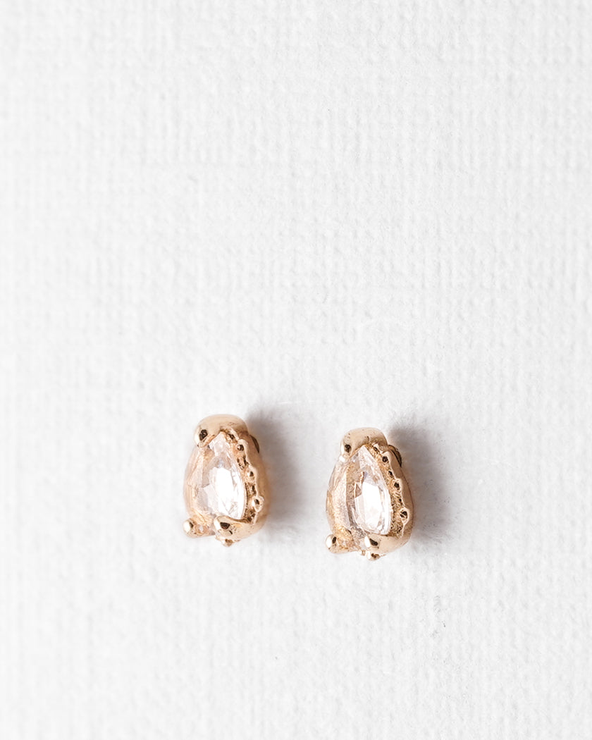 Eirlys | 14K Witte Saffier Pear Cut Studs