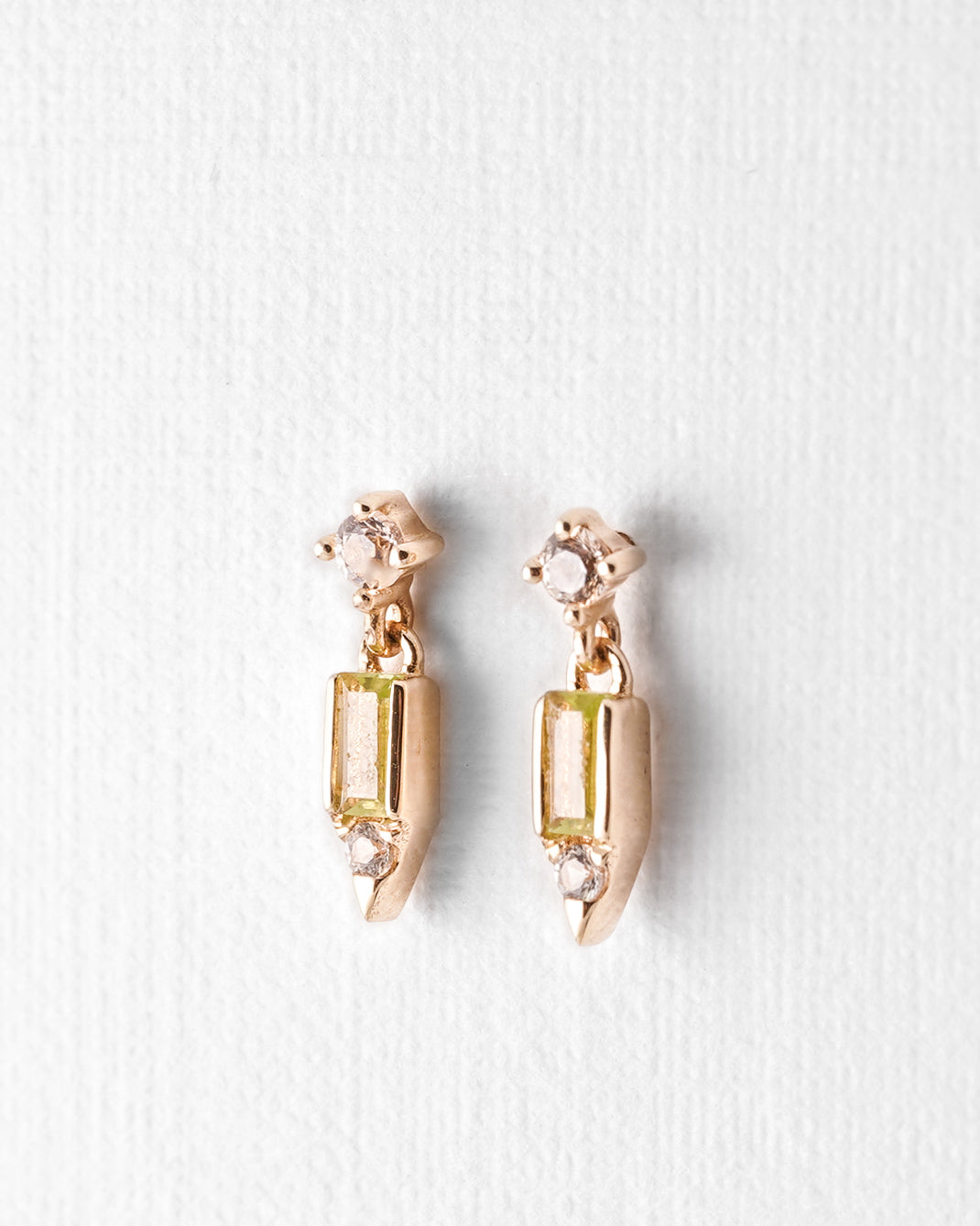 Opheliane | 14K Olivijn & Witte Saffier Baguette Drop Studs
