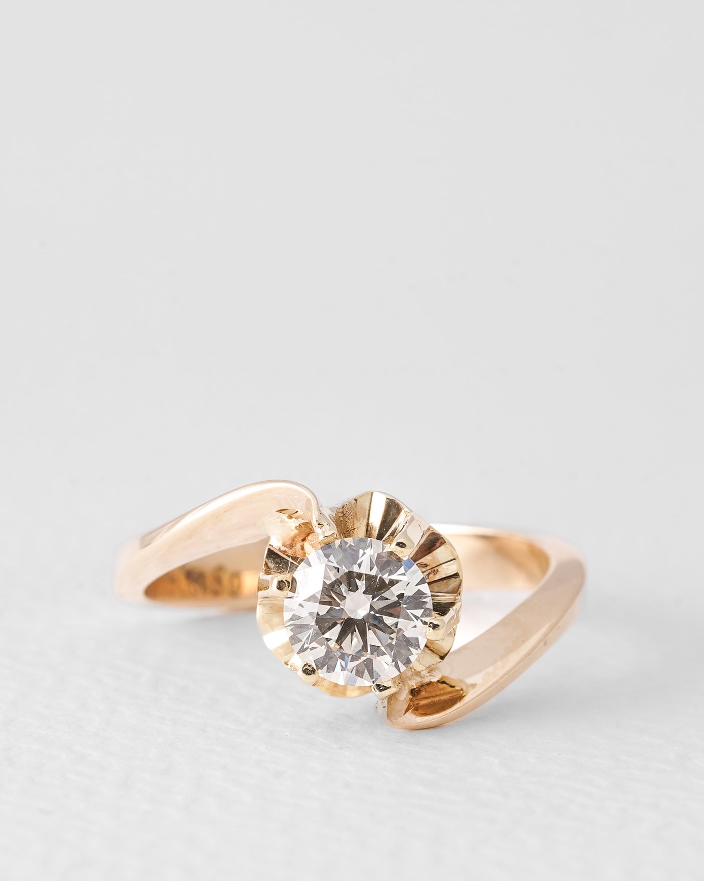 Genevieve | 14K Geel Goud Briljant (0.8ct) Solitair Twist Ring - Menina Amsterdam