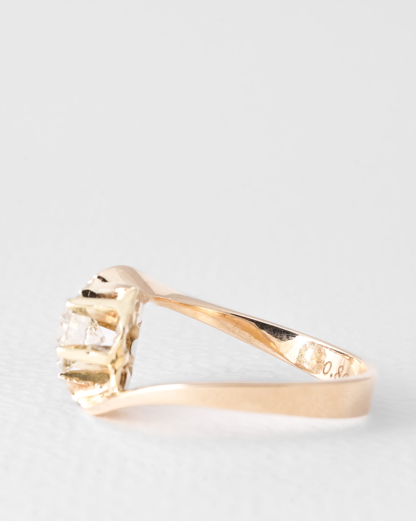 Genevieve | 14K Geel Goud Briljant (0.8ct) Solitair Twist Ring - Menina Amsterdam