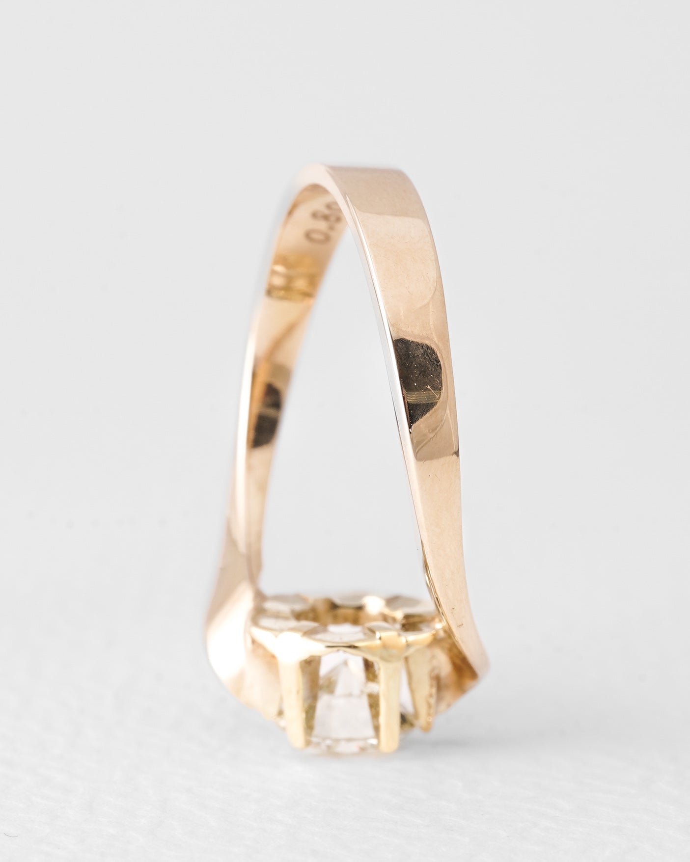 Genevieve | 14K Geel Goud Briljant (0.8ct) Solitair Twist Ring - Menina Amsterdam