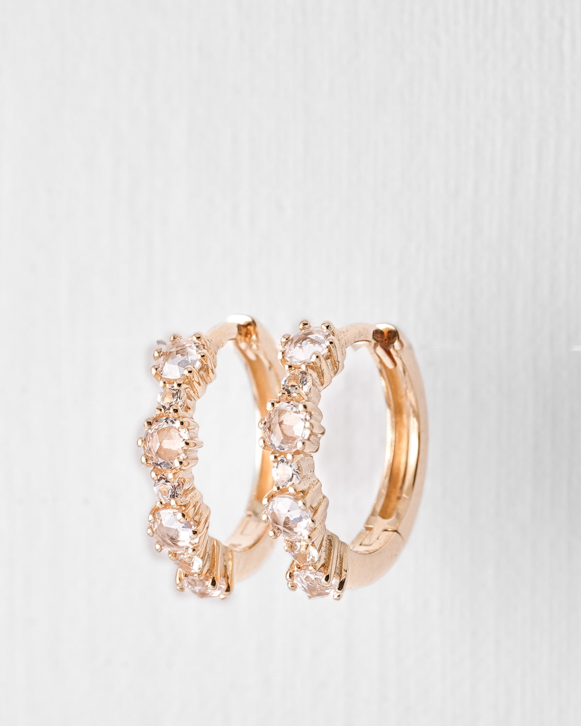 Avenia | 14K Witte Saffier Huggies