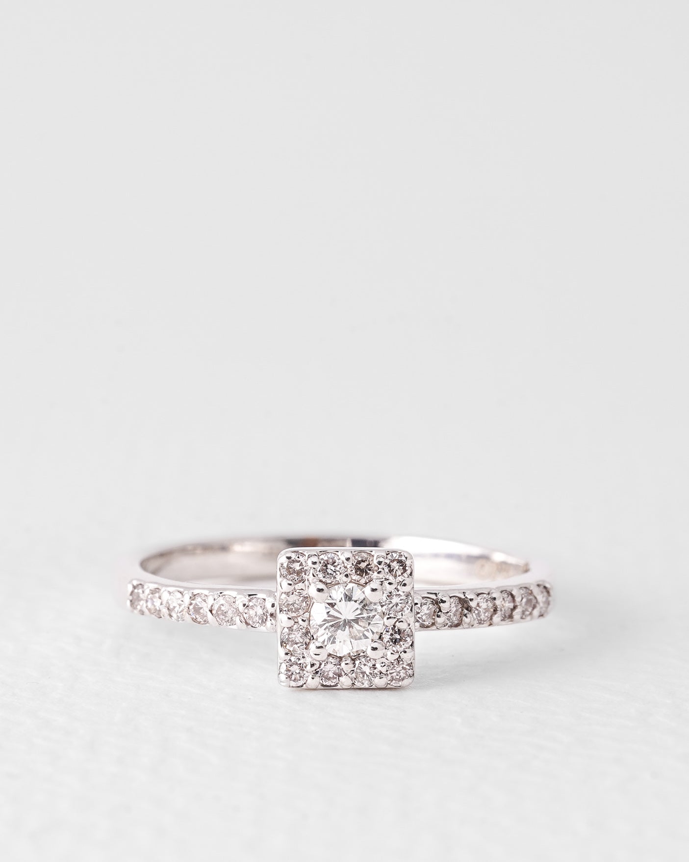 Maartje | 14K White Gold Brilliant (0.34ct) Solitair Halo Ring