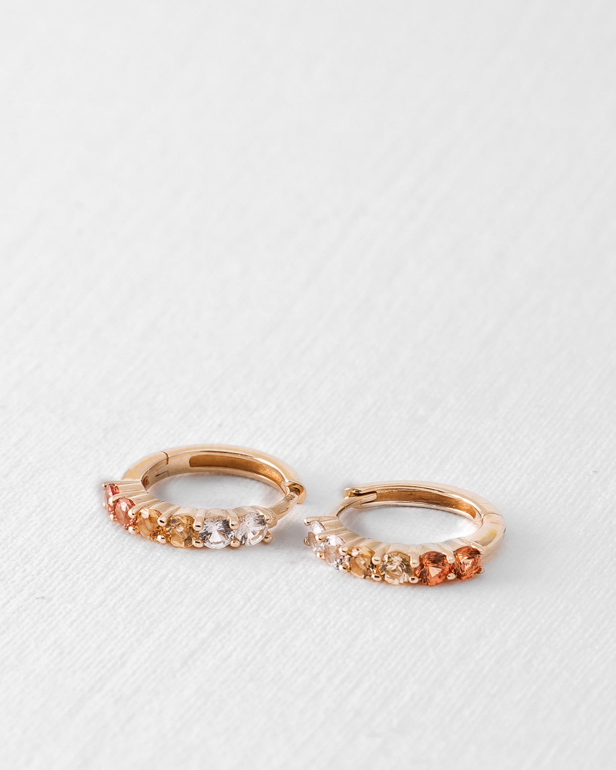 Aureline | 14K Meerkleurige Saffier & Kristal Pavé Huggies