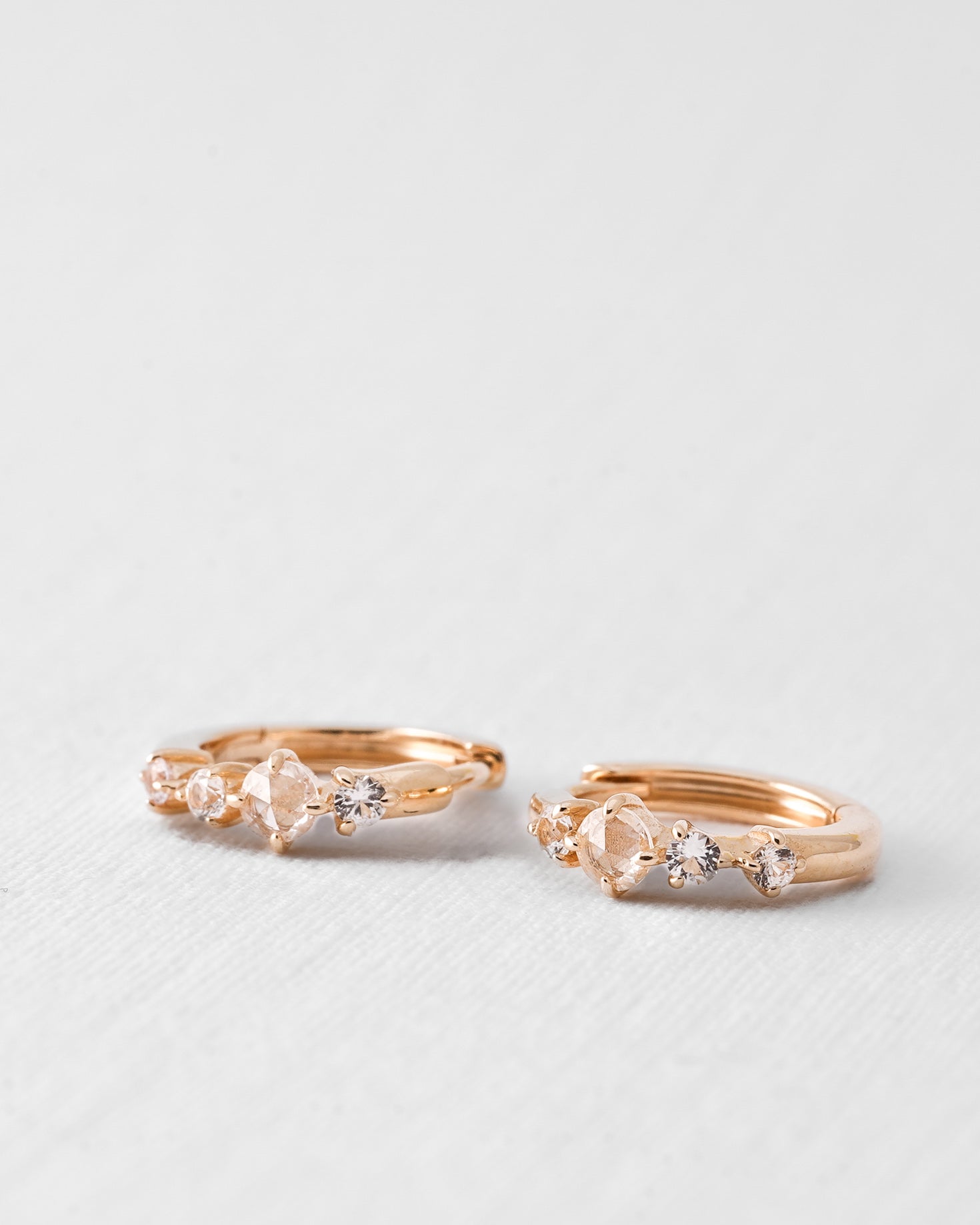 Elisa | 14K Witte Saffier Huggies