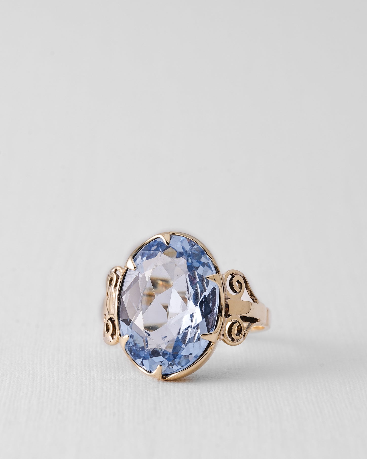 Aureli | 14K Blauwe Topaas Statement Ring