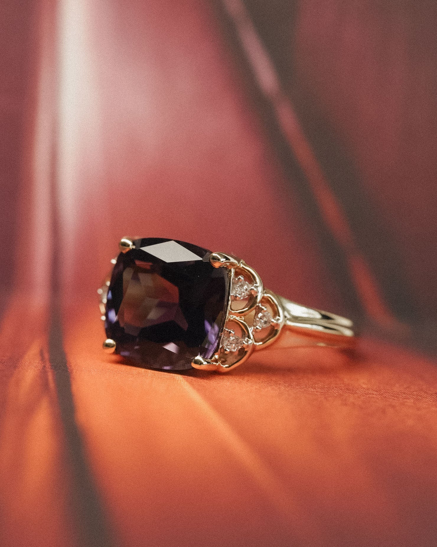 Orielle | Vintage Ioliet Solitaire & Diamant Details Ring