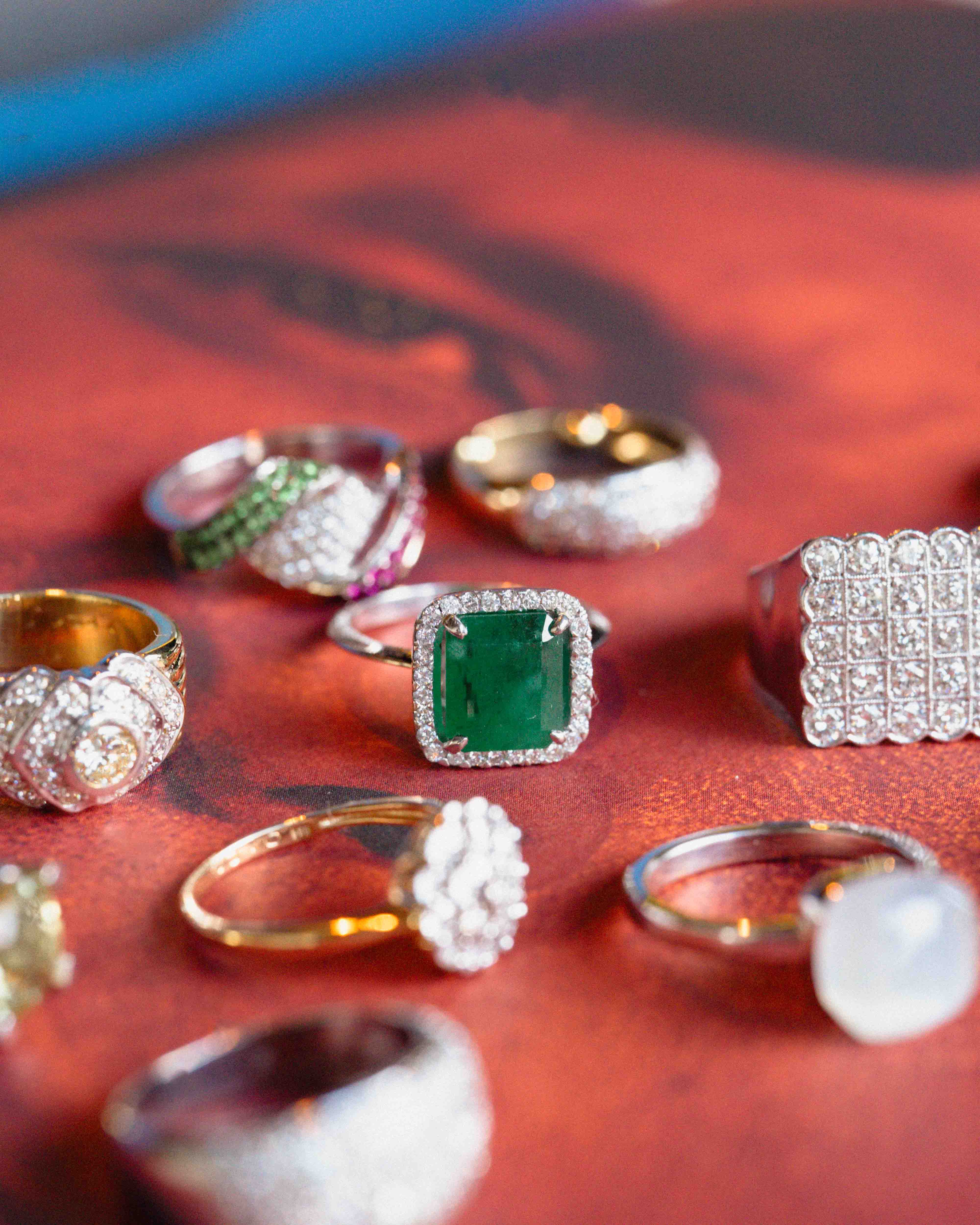 Novena | 14K Witgoud & Smaragd Cushion (3.4ct) Cut & Diamant Brilliant (0.28ct) Cut Ring