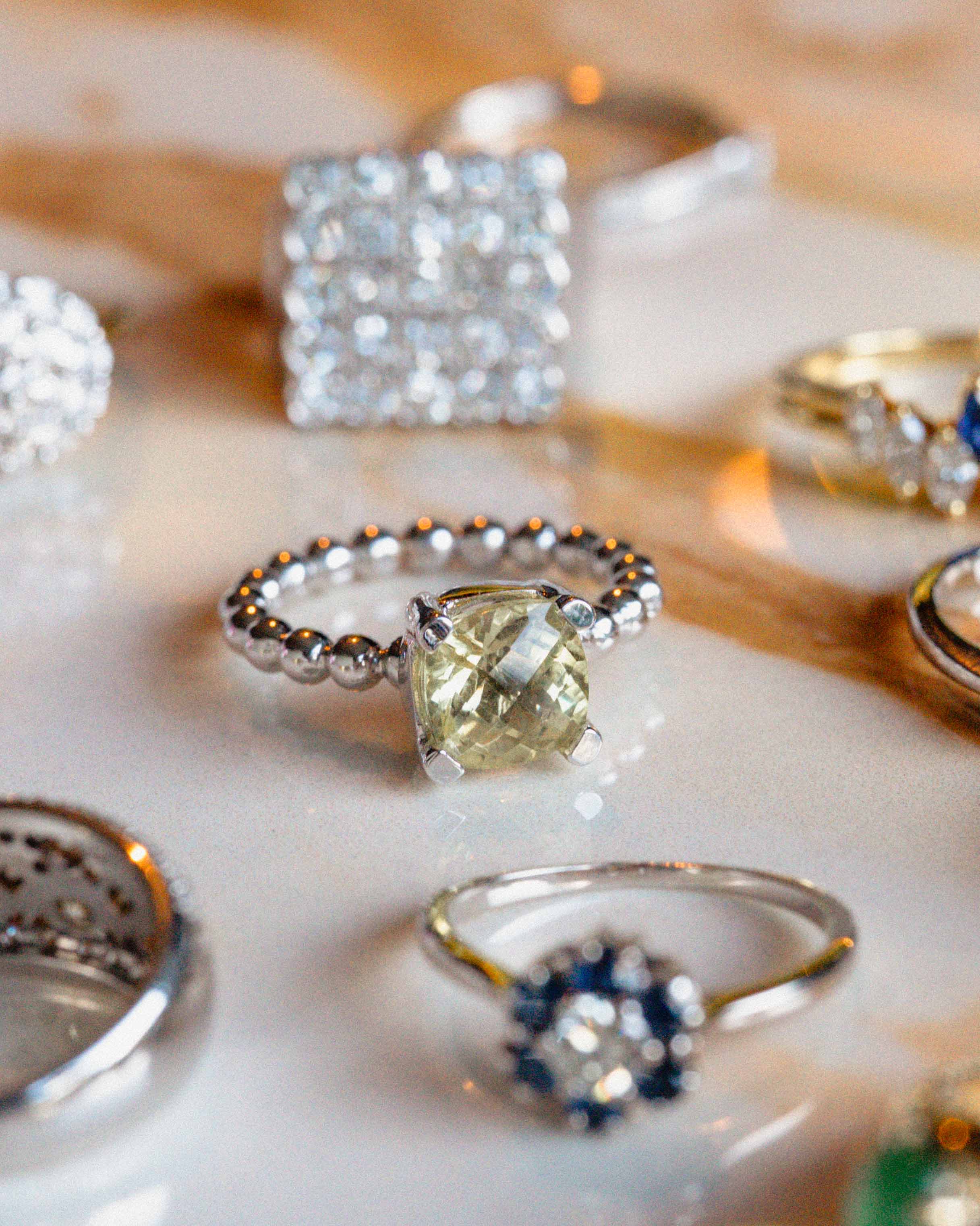 Amaris | 14K Witgoud & Citrien (4ct) Cushion Brilliant Cut Ring