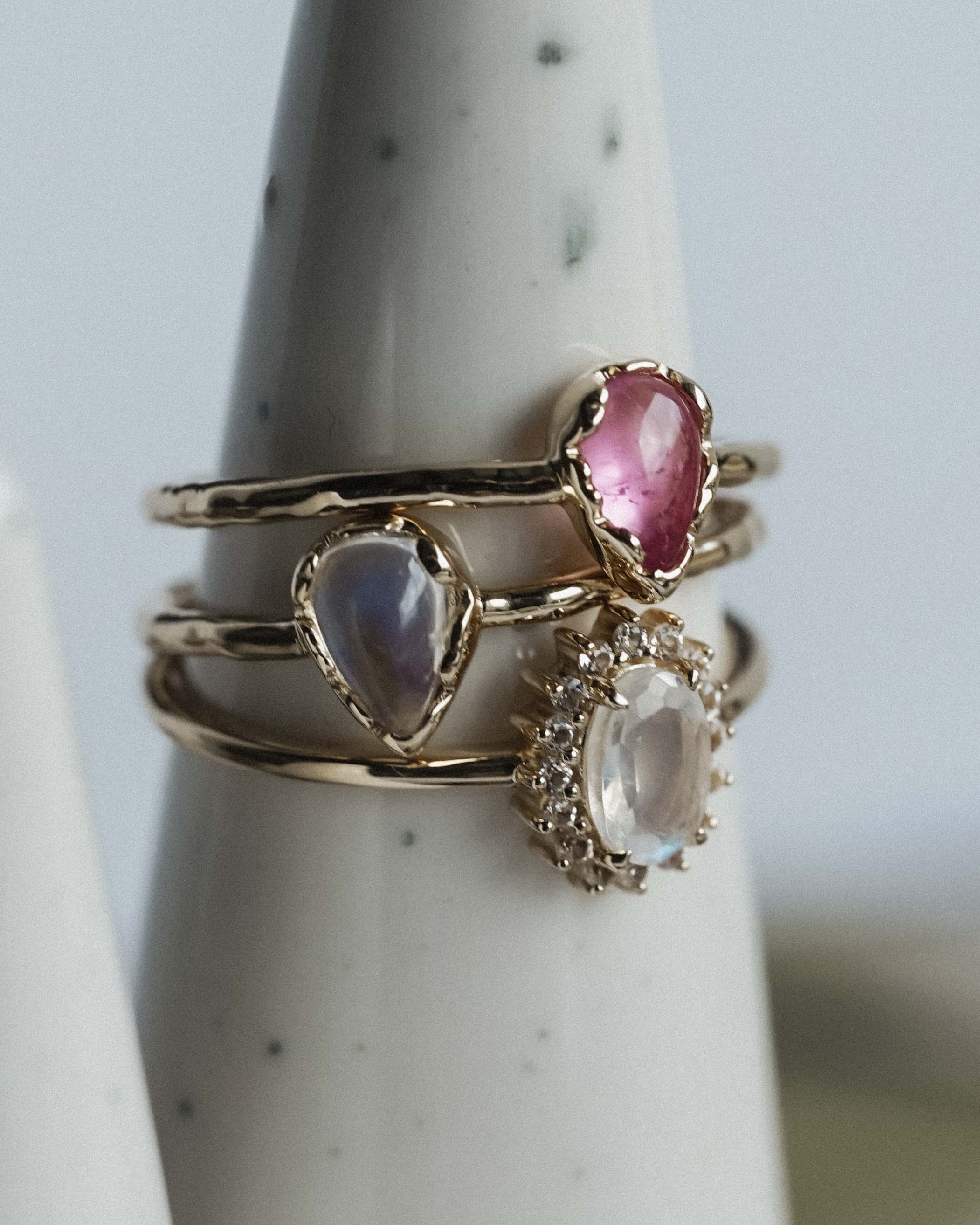 Maelis | 14K Maansteen Solitair Pear Cut Ring - Menina Amsterdam