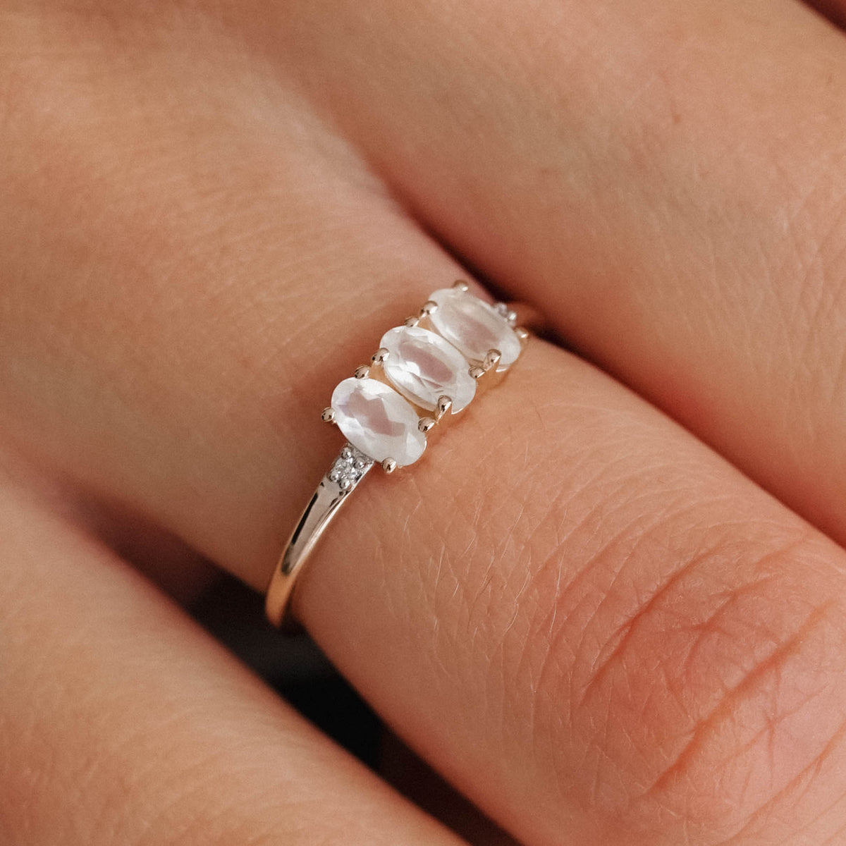 Luna | Regenboogmaansteen & Diamant Ring - Menina Amsterdam