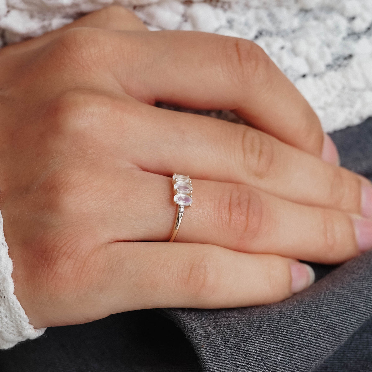Luna | Regenboogmaansteen & Diamant Ring - Menina Amsterdam