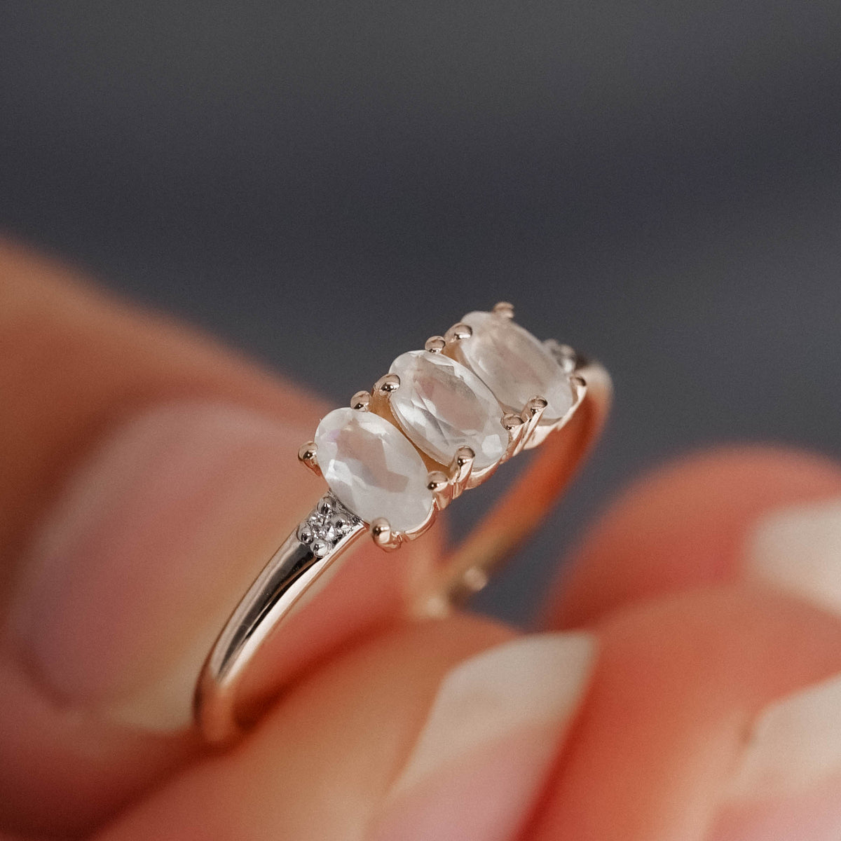 Luna | Regenboogmaansteen & Diamant Ring - Menina Amsterdam