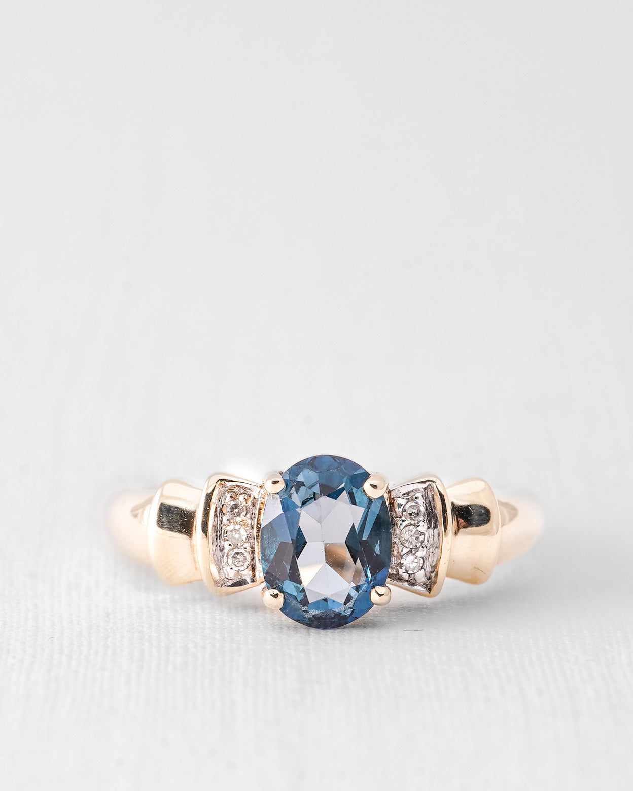 Verella | Vintage Topaas Solitair en Diamant Details Ring