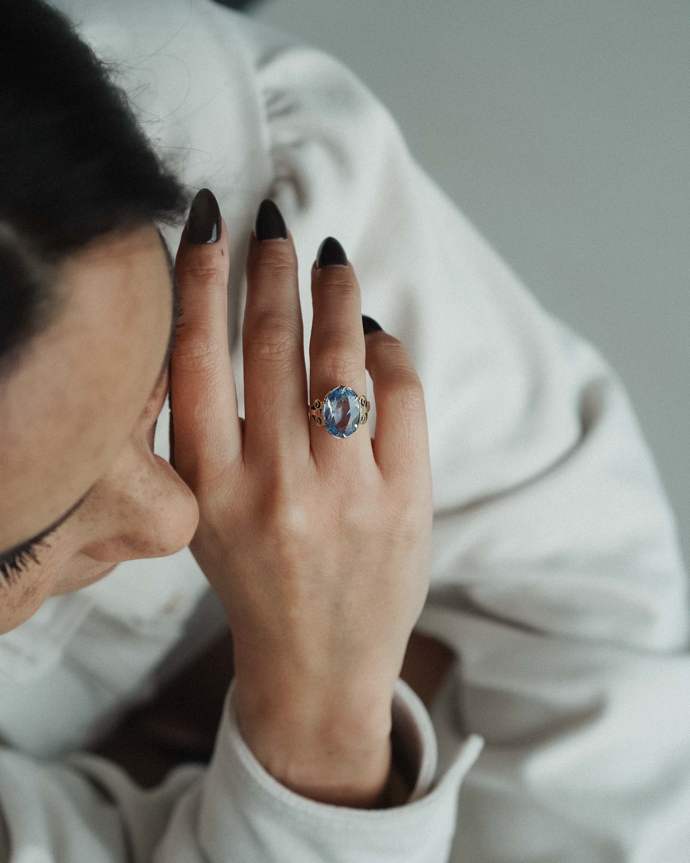 Aureli | 14K Blauwe Topaas Statement Ring - Menina Amsterdam