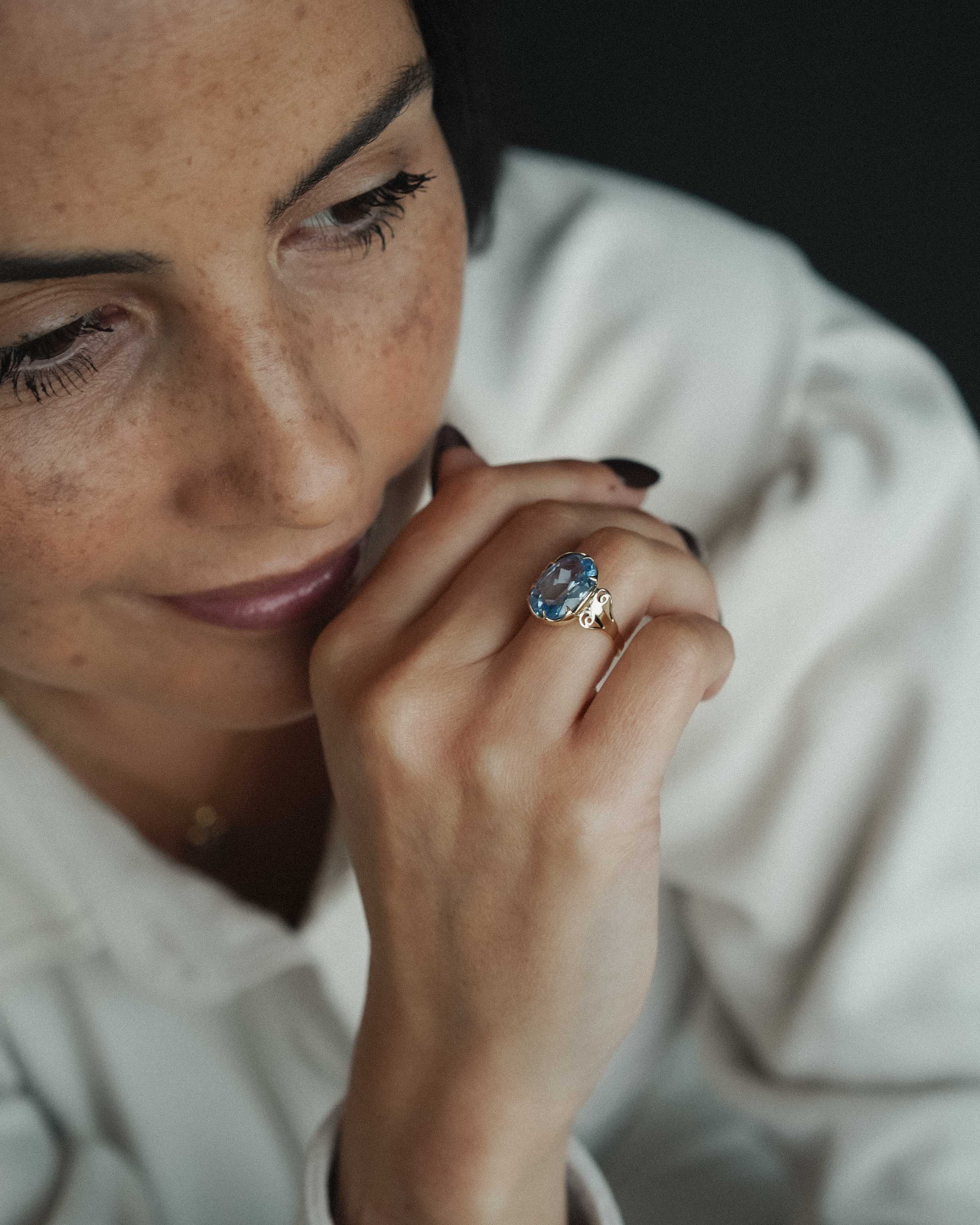 Aureli | 14K Blauwe Topaas Statement Ring - Menina Amsterdam