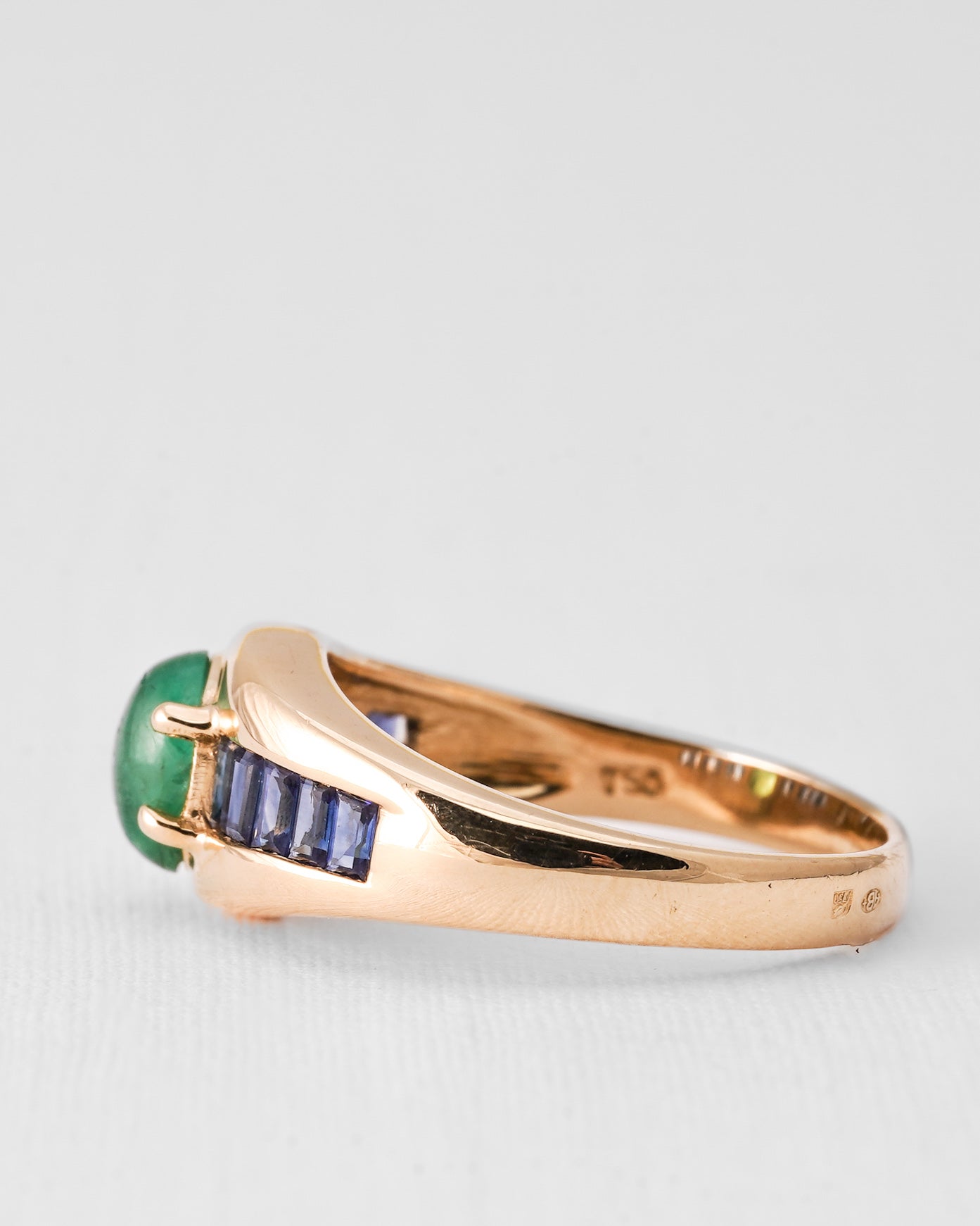 Taryn | 18K Geelgoud & Smaragd (1.2ct) Oval Cut & Saffier (1.10ct) Baguette Cut Ring