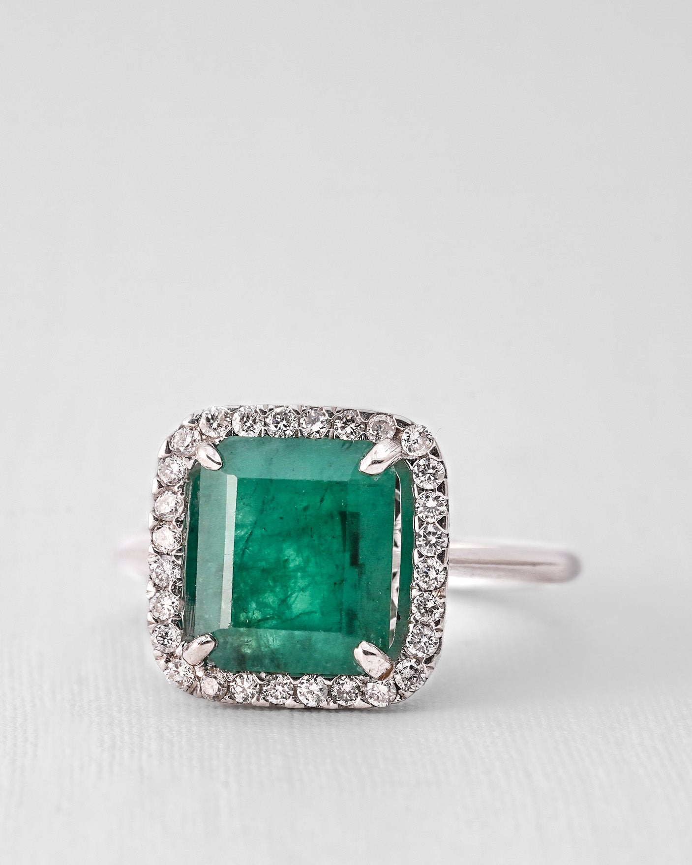 Novena | 14K Witgoud & Smaragd Cushion (3.4ct) Cut & Diamant Brilliant (0.28ct) Cut Ring