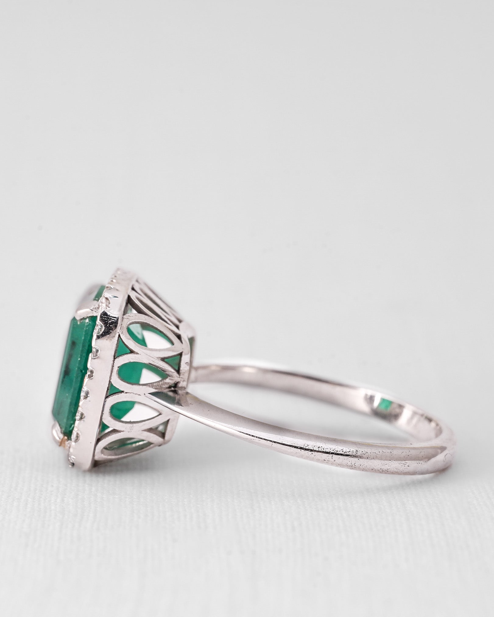 Novena | 14K Witgoud & Smaragd Cushion (3.4ct) Cut & Diamant Brilliant (0.28ct) Cut Ring