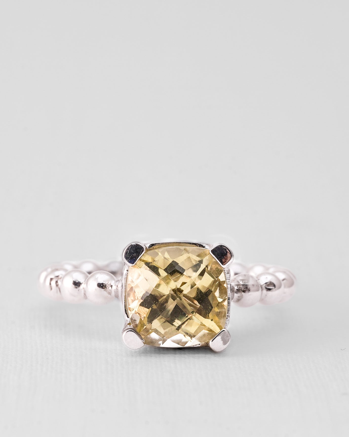 Amaris | 14K Witgoud & Citrien (4ct) Cushion Brilliant Cut Ring