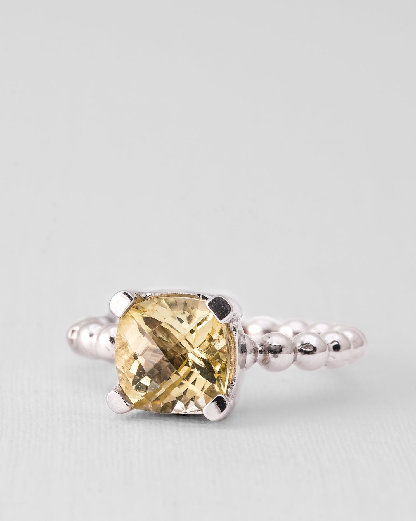Amaris | 14K Witgoud & Citrien (4ct) Cushion Brilliant Cut Ring