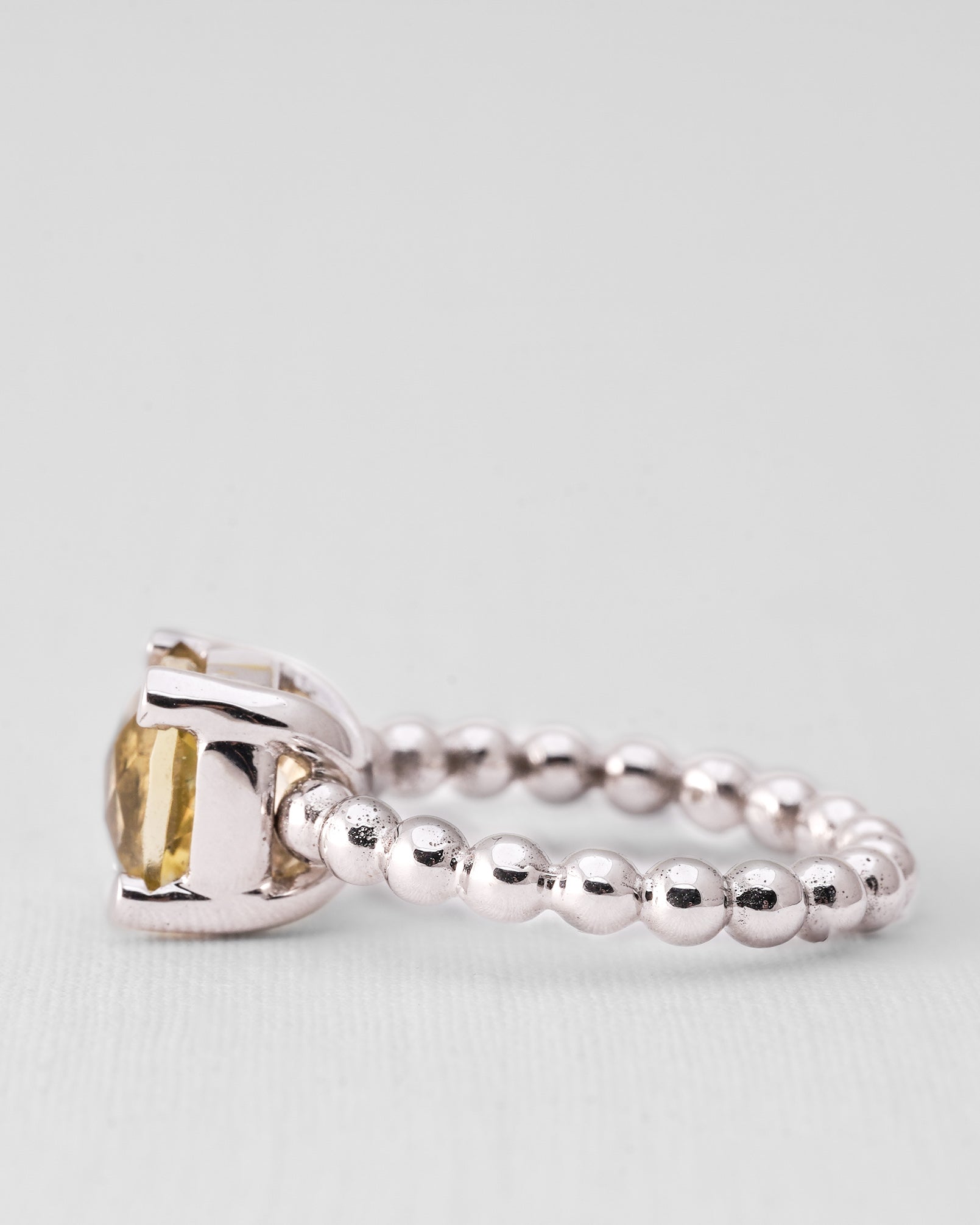 Amaris | 14K Witgoud & Citrien (4ct) Cushion Brilliant Cut Ring